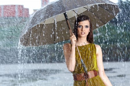 雨中撑伞美女图片