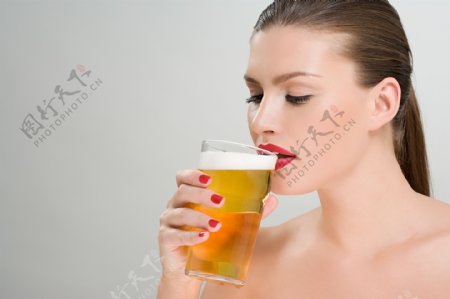 喝啤酒的美女图片