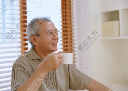 喝咖啡的健康老人图片