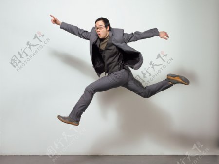 跳跃的商务职业男性图片