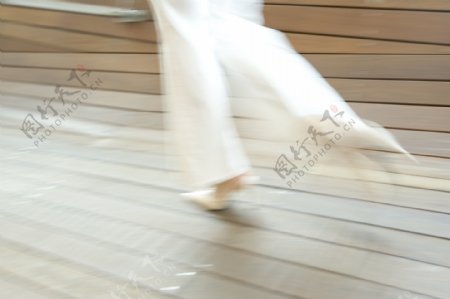 正在奔跑的女性图片