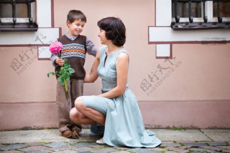 拿着花朵的孩子与女人图片