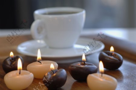 咖啡豆蜡烛与咖啡图片