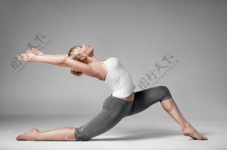 瑜伽健身的美女图片
