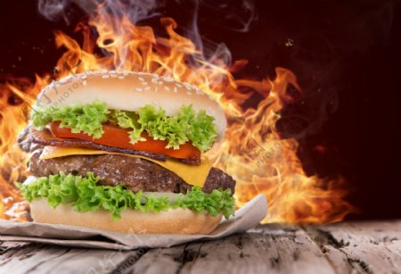 燃烧的美味汉堡图片