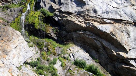 山崖上流下的小瀑布图片