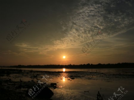 淠河落日图片