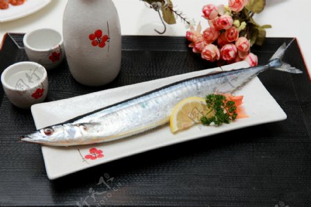 日本料理秋刀鱼图片