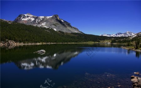 湖边大山蓝天图片