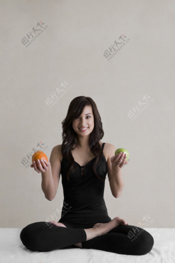 手捧水果健身女人图片