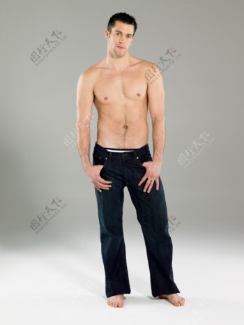 手揣裤兜的外国男性图片