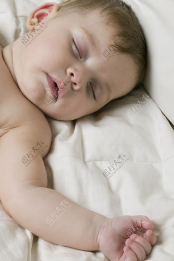熟睡婴儿的脸部特写图片