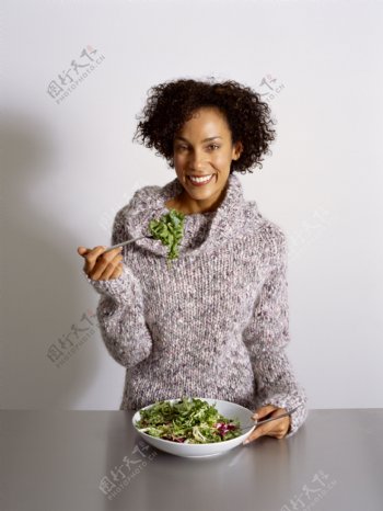 正在用餐的女人图片