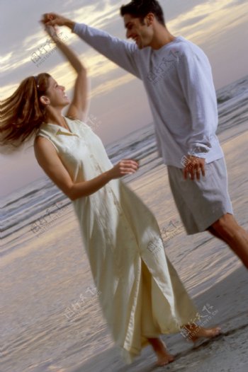 沙滩上跳舞的夫妻图片