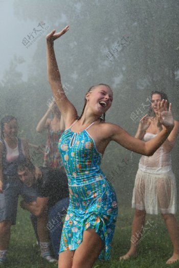 雨中跳舞的性感女人图片
