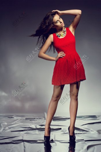 红色小短裙美女图片