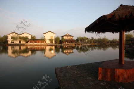 古建筑湖泊风景