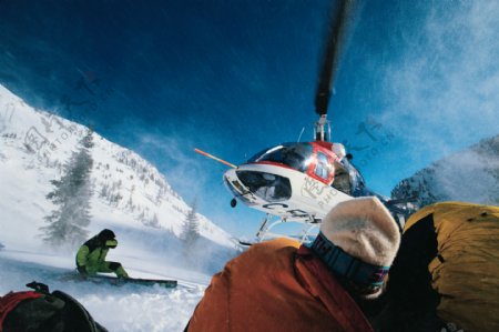 直升飞机与滑雪运动员高清图片