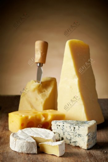 被刀具切开的各种美味奶酪