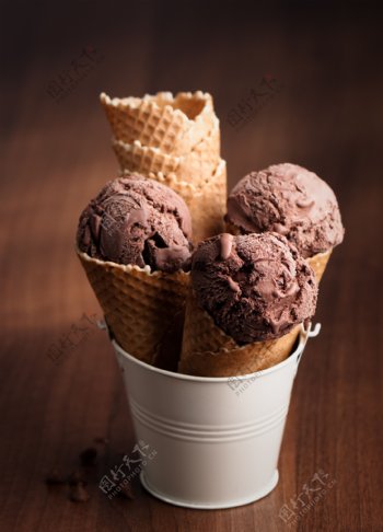 铁桶里的巧克力冰激淋