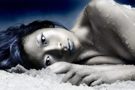 睡在冰上的美女图片