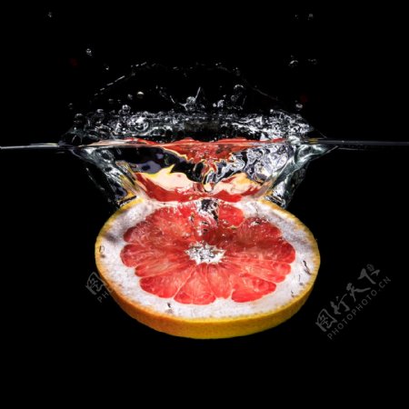掉进水中的水橙子