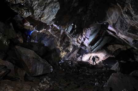 矿洞里的工人摄影图片