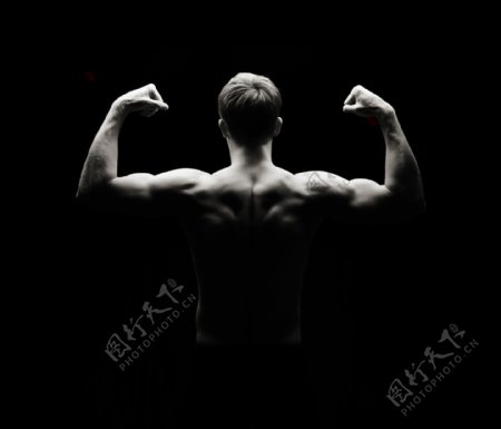 展示背部肌肉的健美男人图片