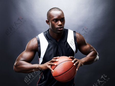 抱着篮球的黑人运动员图片