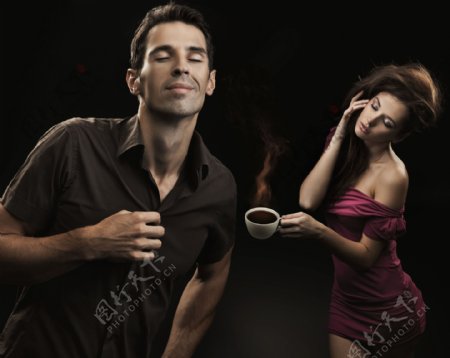 陶醉在咖啡香味里的美女与男人图片