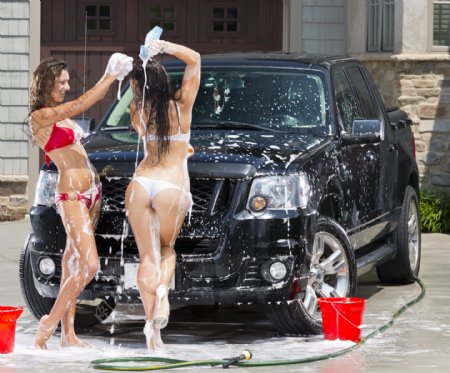 洗车的比基尼美女图片