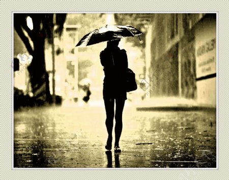 雨中行走的人物图片