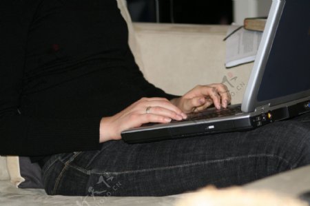 笔记本电脑上网的女人图片