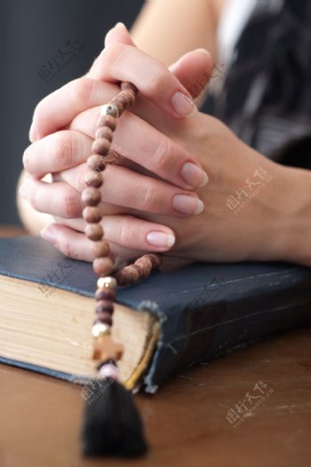 在圣经上祈祷的女人图片