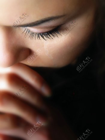 祈祷哭泣的美女图片