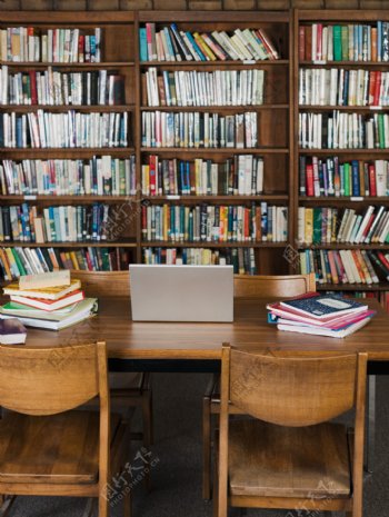 图书馆中的书架与笔记本电脑图片