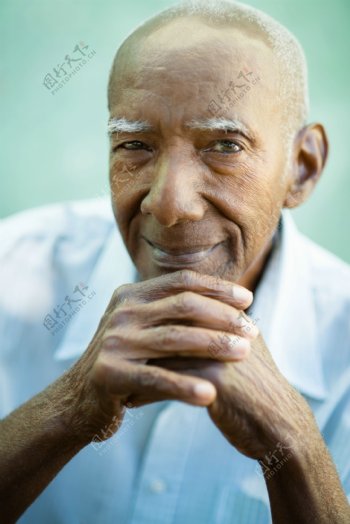 微笑的黑人老人图片