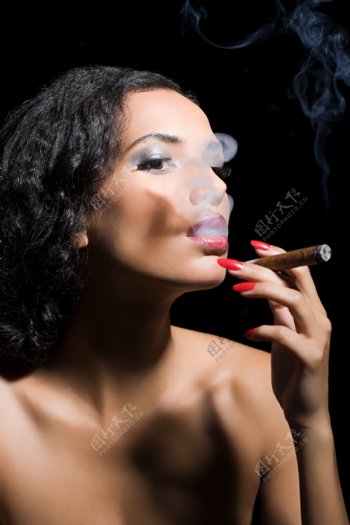 抽雪茄的性感女人图片