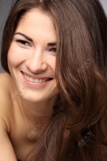 性感微笑的国外美女特写图片