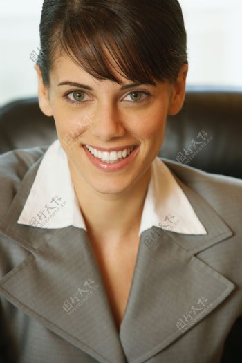 开心微笑的商业女士图片