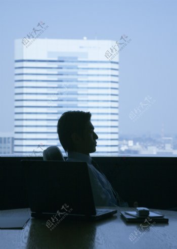 坐在办公室上的商务男人图片