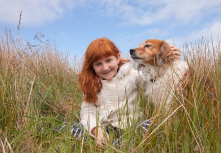 草丛中的小女孩与宠物狗图片
