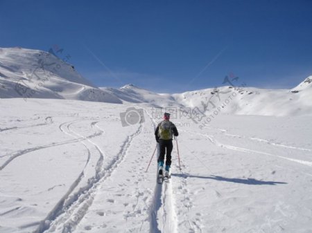 在雪地里滑雪的男子