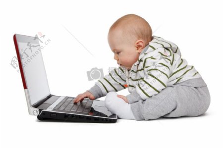 玩电脑的婴儿