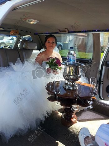 坐在汽车里的新娘
