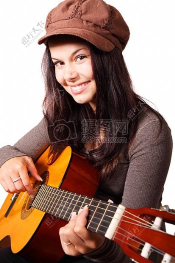 弹奏吉他的女孩