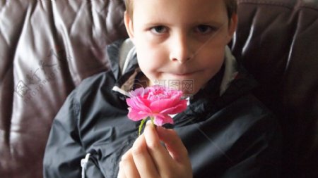 小男孩手里的花