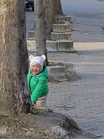 在树木旁玩耍的孩子