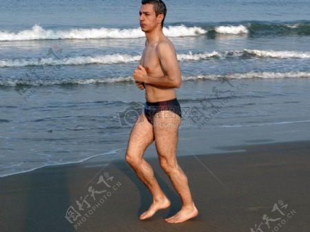 沙滩上跑步的男子