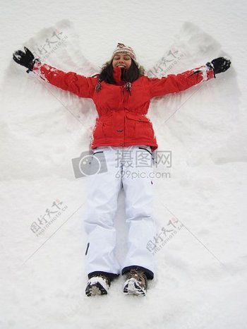 躺在雪地上的女子